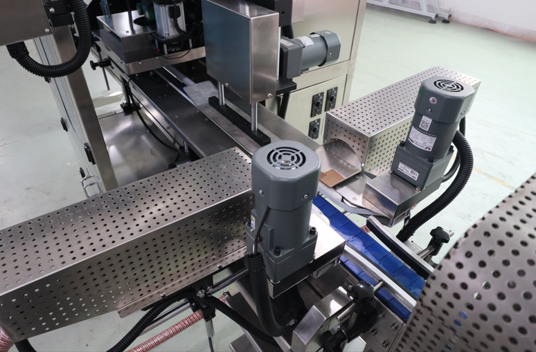 飲料瓶套標機,佼佼者套標機,全自動套標機